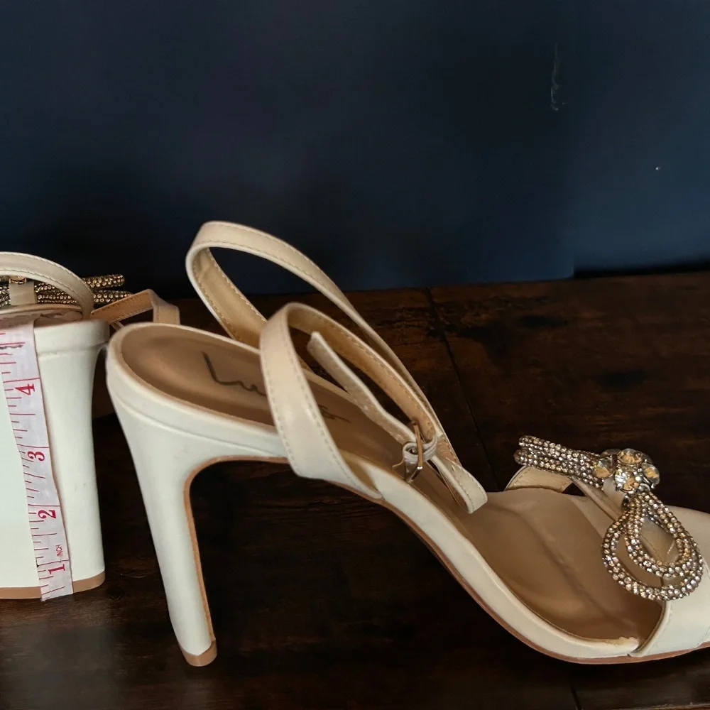 Lulus Bridal Shoes size 9 - Picture 3 of 5